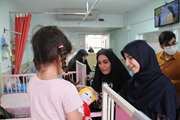 طنین شادی در بخش های  بیمارستان کودکان بهرامی؛ لبخند هدیه دانشجویان به بیماران کوچک