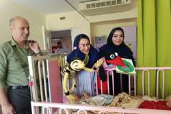 لبخندهای کودکانه در بیمارستان کودکان بهرامی؛ جشن هفته ملی کودک با عروسک‌ گردانی و برنامه های شاد 