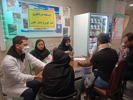 بر پایی پایگاه غربالگری فشار خون و قند خون به مناسبت هفته ملی دیابت در درمانگاه بیمارستان کودکان بهرامی 