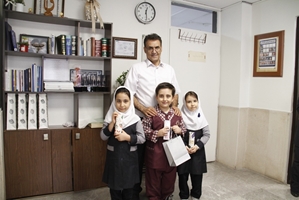 لبخند به یادگار هفته ملی سلامت؛ هدیه مدیر بیمارستان کودکان بهرامی به فرزندان کارکنان