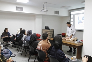 تمرین مهارت‌ های حیاتی احیای نوزادان در کارگاه آموزشی بیمارستان کودکان بهرامی