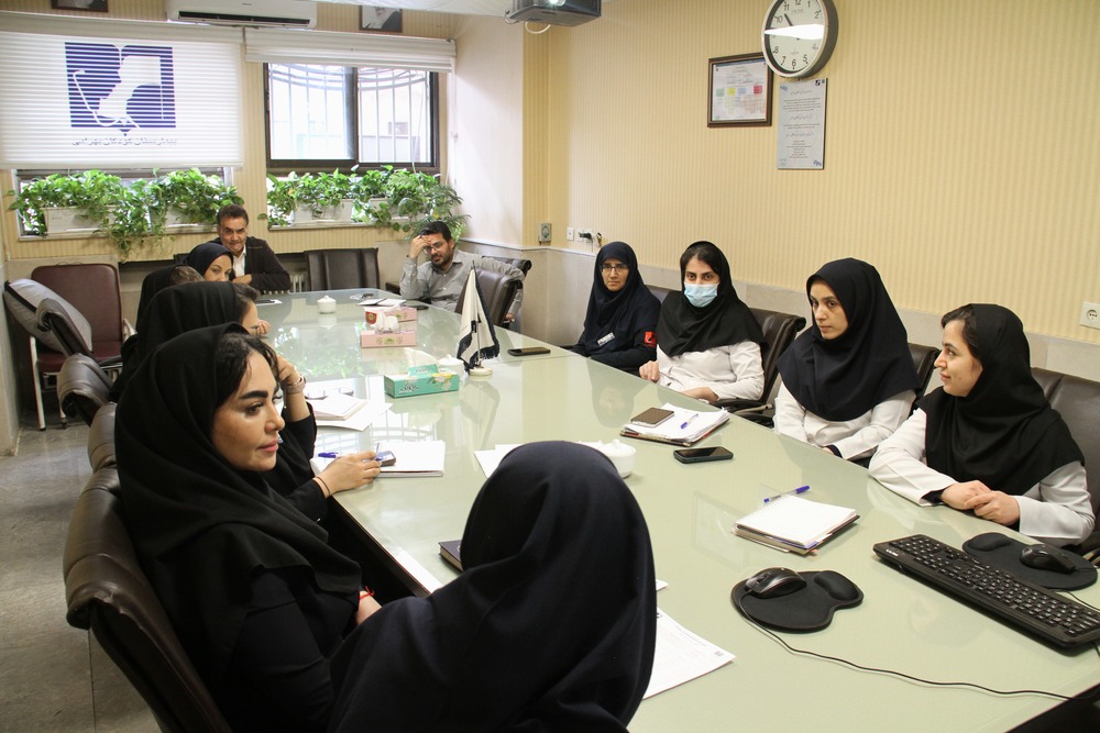 بهبود کیفیت خدمات درمانی با تأکید بر استانداردهای بهداشتی در کمیته بهداشت محیط 