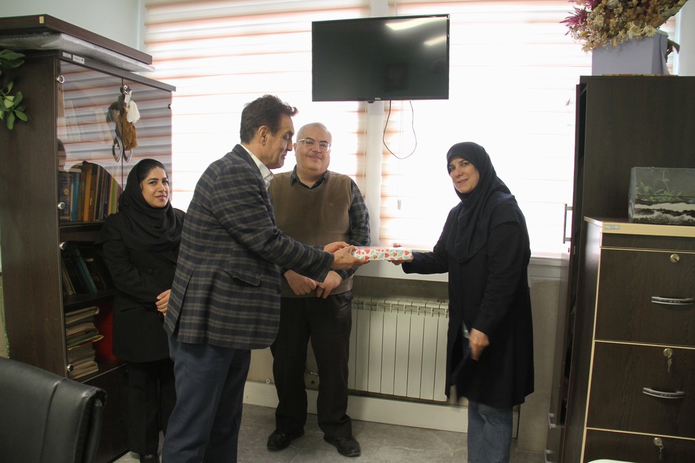 فصل جدید زندگی؛ مراسم تجلیل از بازنشستگی نرگس میسمی در بیمارستان کودکان بهرامی